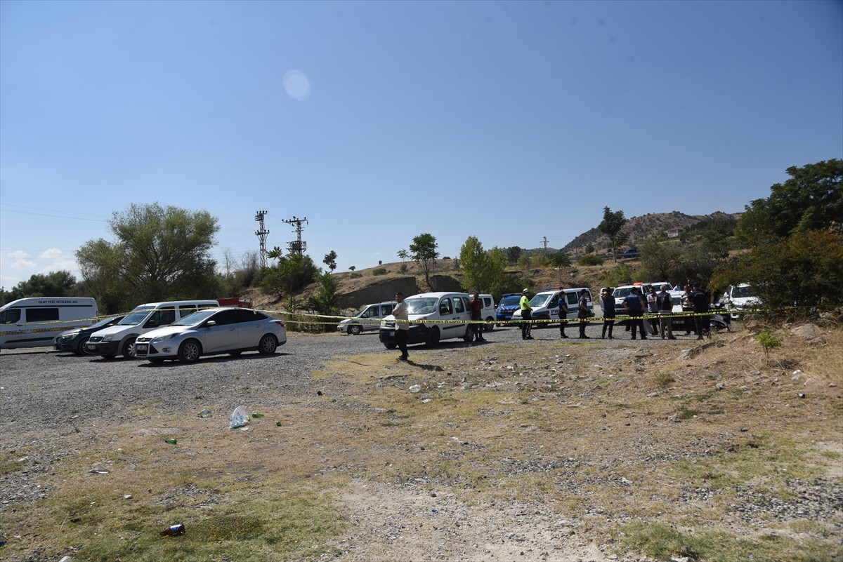 Kırıkkale'nin Bahşılı ilçesinde Kızılırmak'a düşen genç ve onu kurtarmaya çalışan arkadaşı...