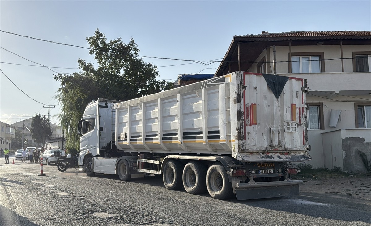 Kırklareli'nde yolun karşısına geçtiği sırada tırın çarptığı kadın ağır yaralandı.