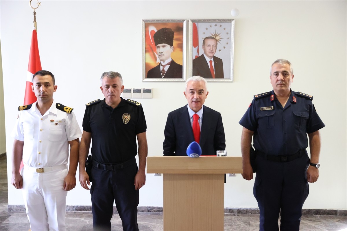 Kırklareli Valisi Uğur Turan (ortada), düzensiz göçle mücadele kapsamında ağustos ayında 11...