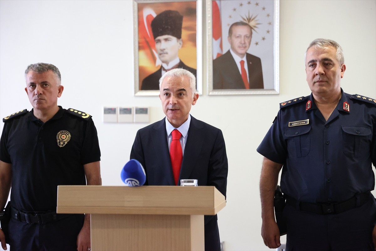 Kırklareli Valisi Uğur Turan (ortada), düzensiz göçle mücadele kapsamında ağustos ayında 11...