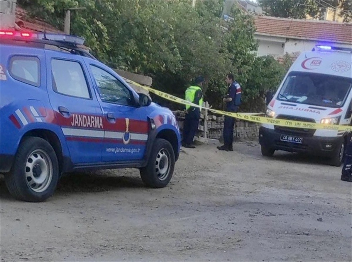 Kırşehir'de tartıştığı anne ve babasını bıçaklayarak öldüren kişi, 2 akrabasını da yaraladı. İhbar...