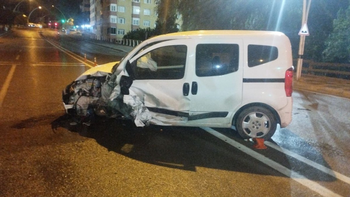 Kocaeli'nin Gebze ilçesinde hafif ticari araç ile otomobilin çarpışması sonucu 2 kişi...