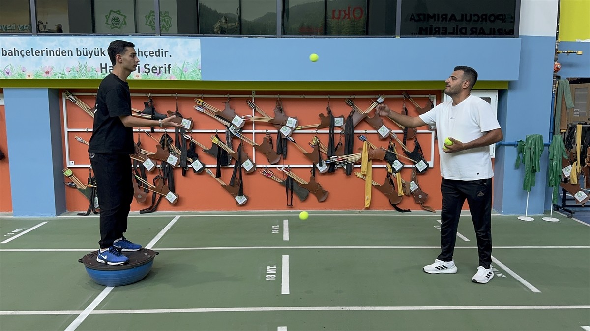 Konya'da beyin tümörü ameliyatları sonrası sağ kolunda refleks kaybı yaşayan Muzaffer Gülkara...