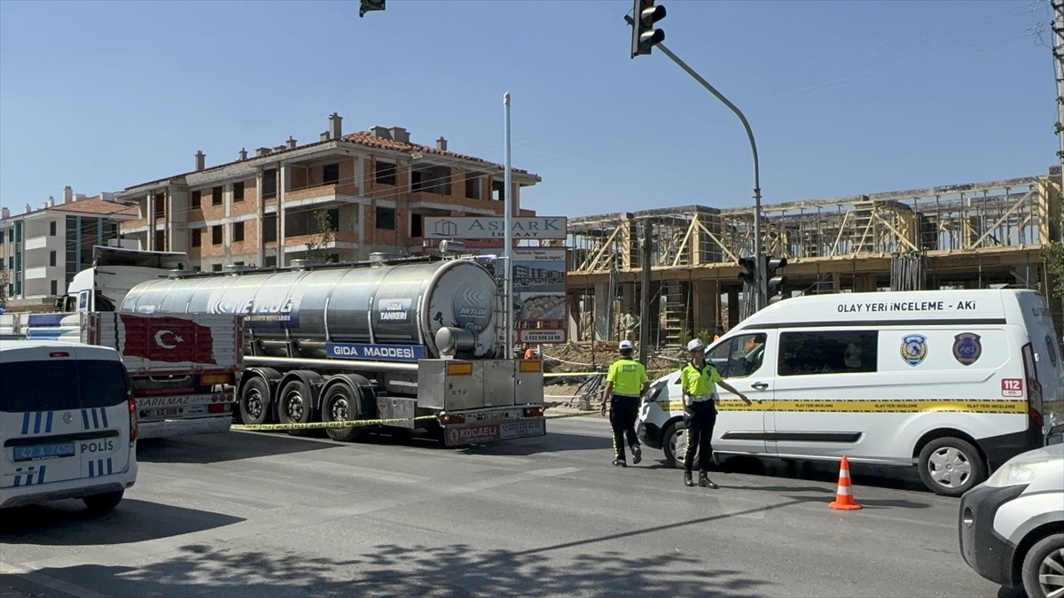 Konya'da tırın çarptığı kadın hayatını kaybetti, engelli kızı yaralandı. Olay yerine sağlık ve...