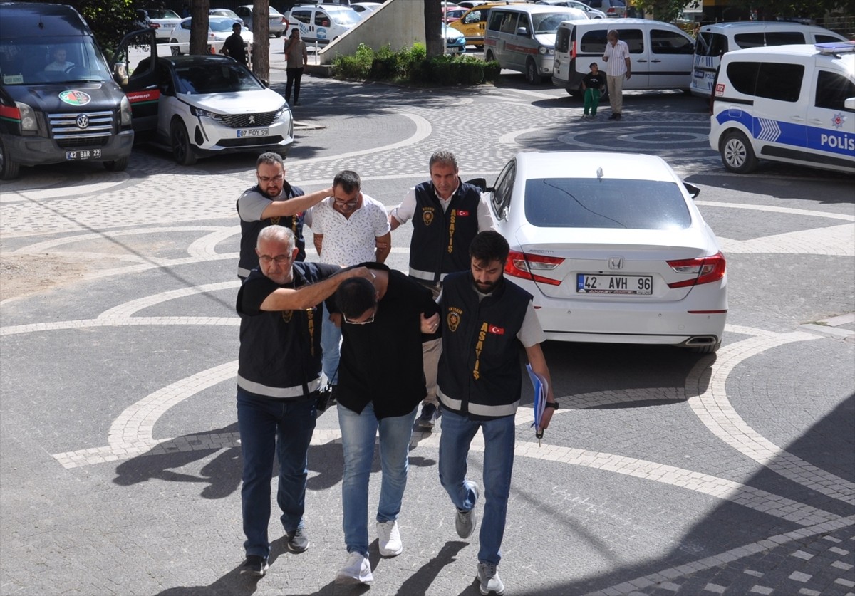 Konya'nın Akşehir ilçesinde sahte altın sattığı öne sürülen 2 şüpheli gözaltına...