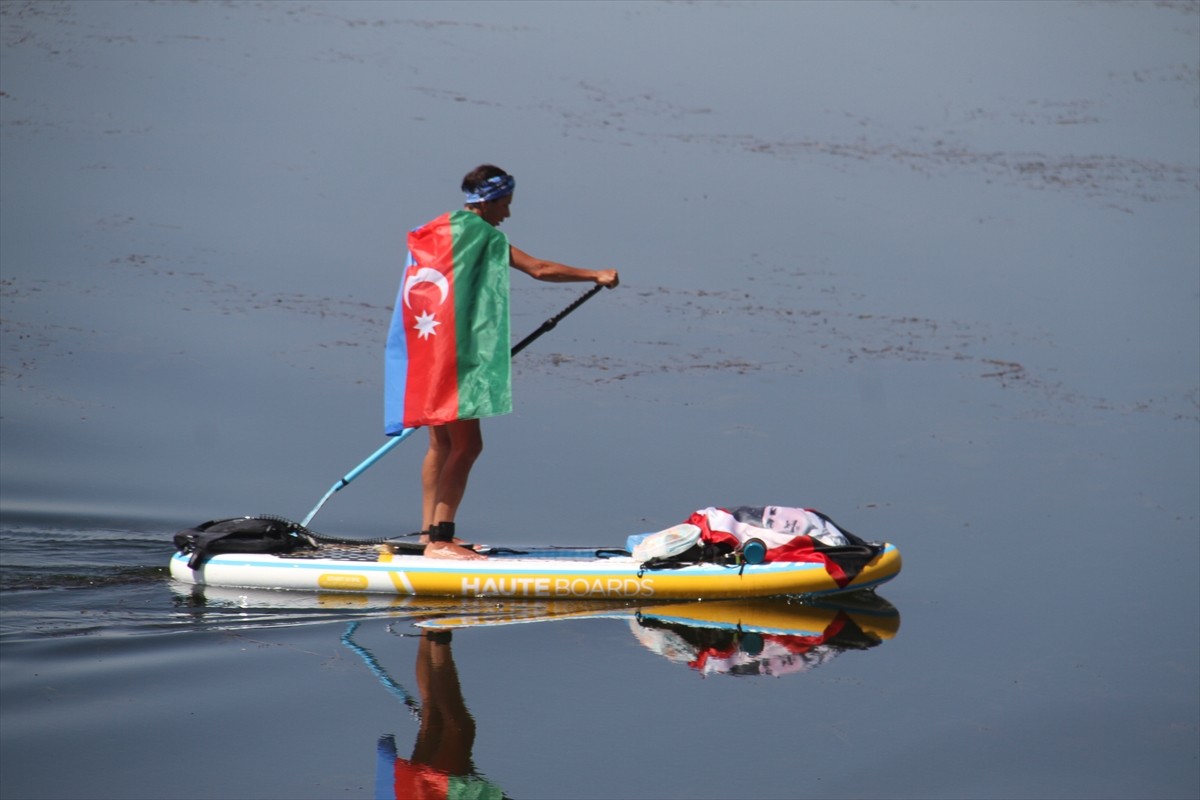 Konya'nın Beyşehir ilçesinde sörfçüler, Beyşehir Gölü'nü SUP (kürek sörfü) ile 58 kilometre yol...