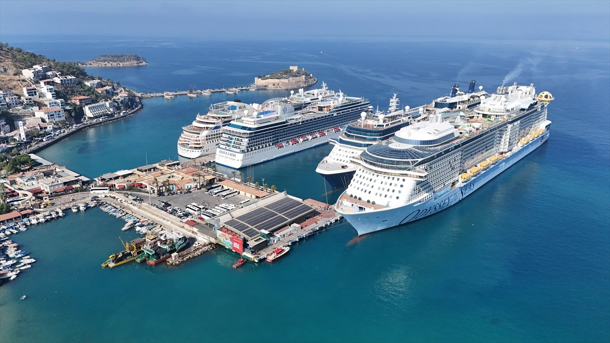 Kruvaziyer turizminin önemli merkezlerinden Aydın'ın Kuşadası ilçesine 4 gemi demirledi. Ege Port...