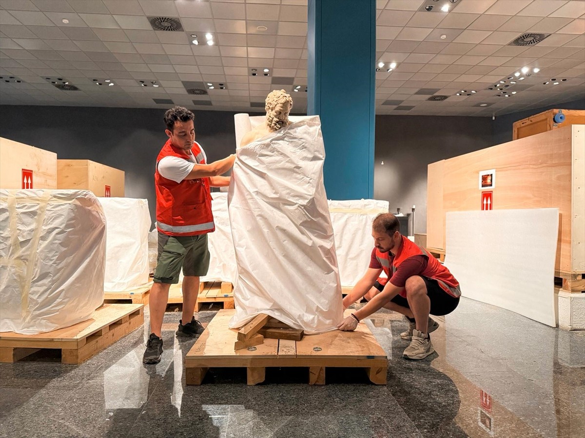 Kültür ve Turizm Bakanı Mehmet Nuri Ersoy, Antalya Arkeoloji Müzesi'ndeki 100 bine yakın eserin...