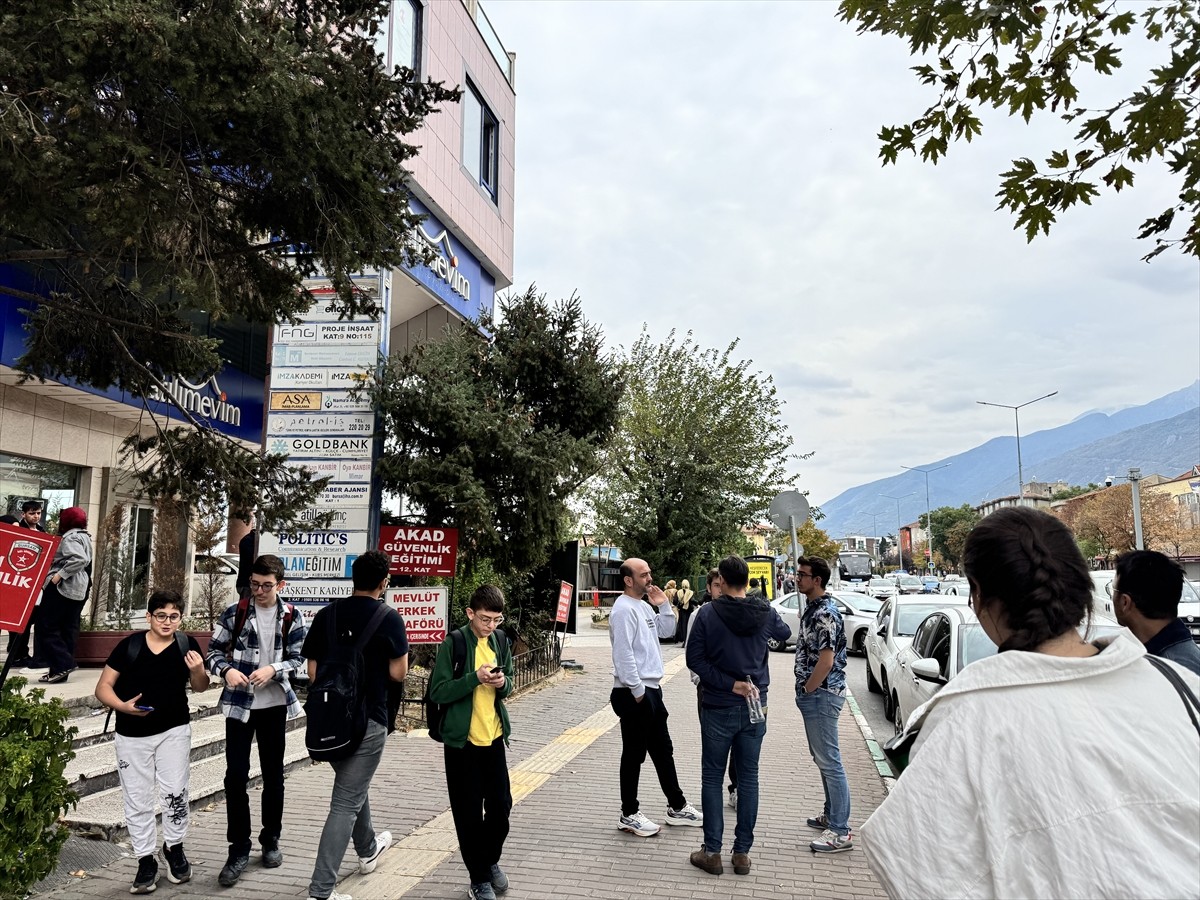 Kütahya'nın Simav ilçesinde saat 12.59'da 5,4 büyüklüğünde deprem meydana geldi. Deprem Bursa'da...