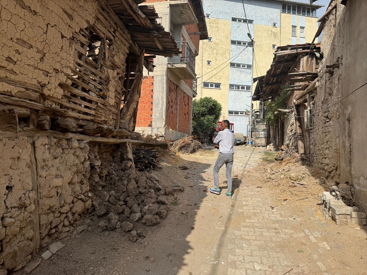 Kütahya'nın Simav ilçesinde saat 12.59'da 5,4 büyüklüğünde deprem meydana geldi. Depremin merkez...