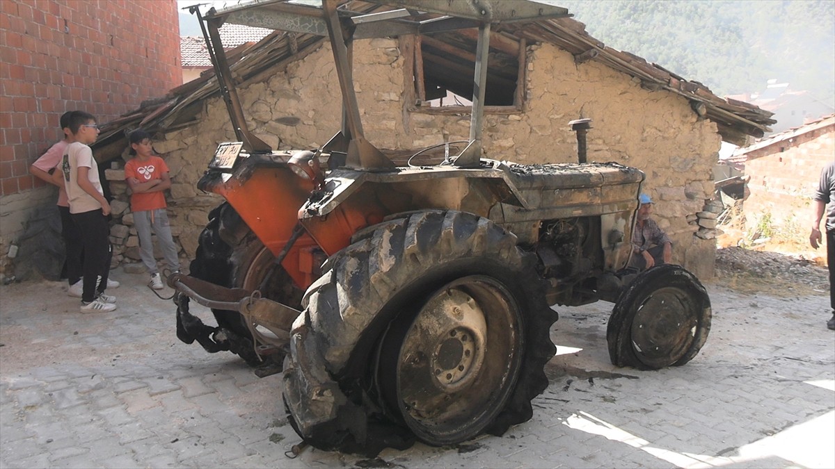 Kütahya'nın Tavşanlı ilçesinde, otomobilde başlayan yangının sıçraması sonucu, 3 ev kullanılamaz...