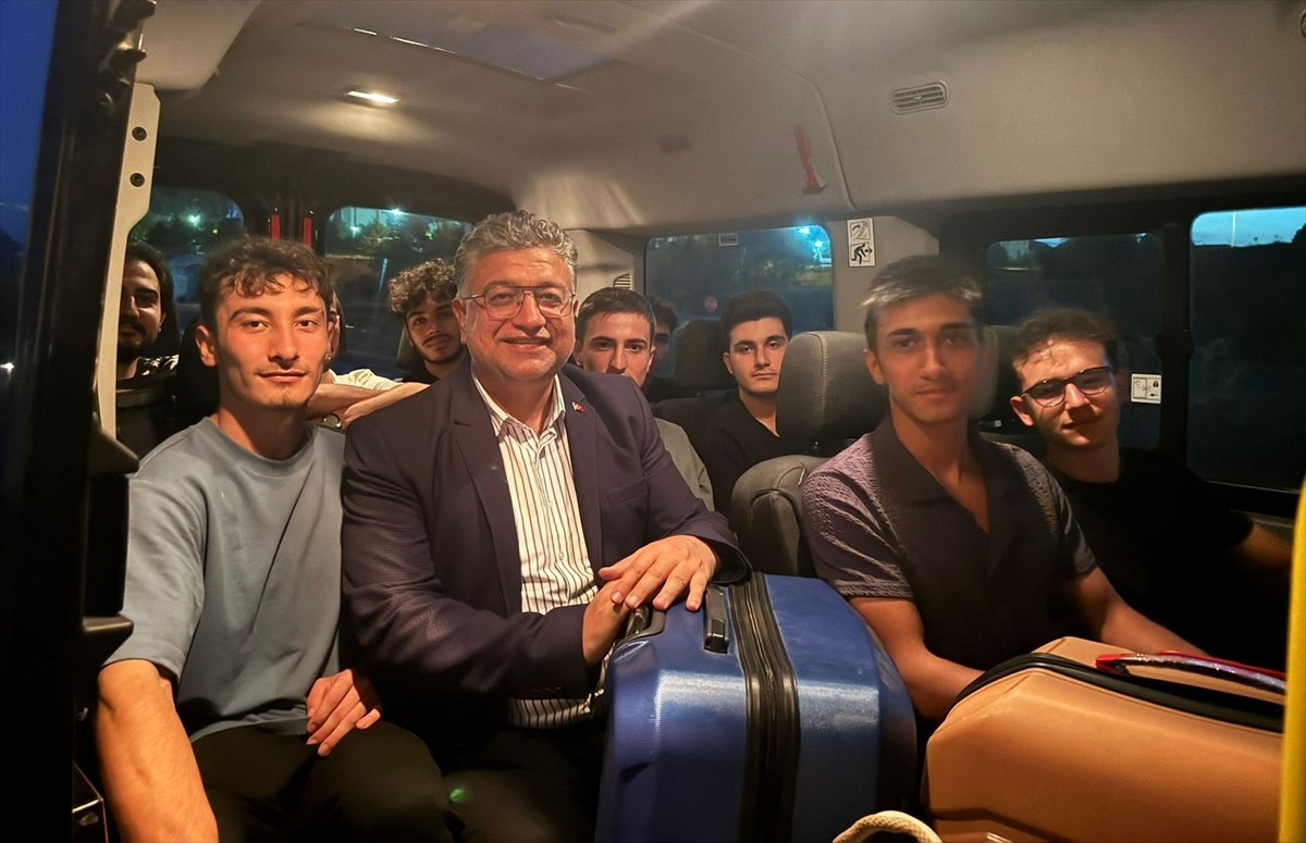 Kütahya Dumlupınar Üniversitesini (DPÜ) kazanan öğrenciler Rektör Prof. Dr. Süleyman Kızıltoprak...