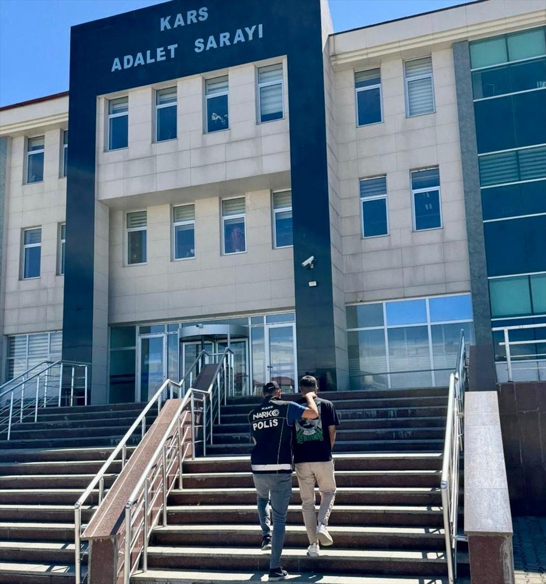 <div>Kars'ta yolcu otobüsünde uyuşturucuyla yakalanan zanlı tutuklandı.</div> 