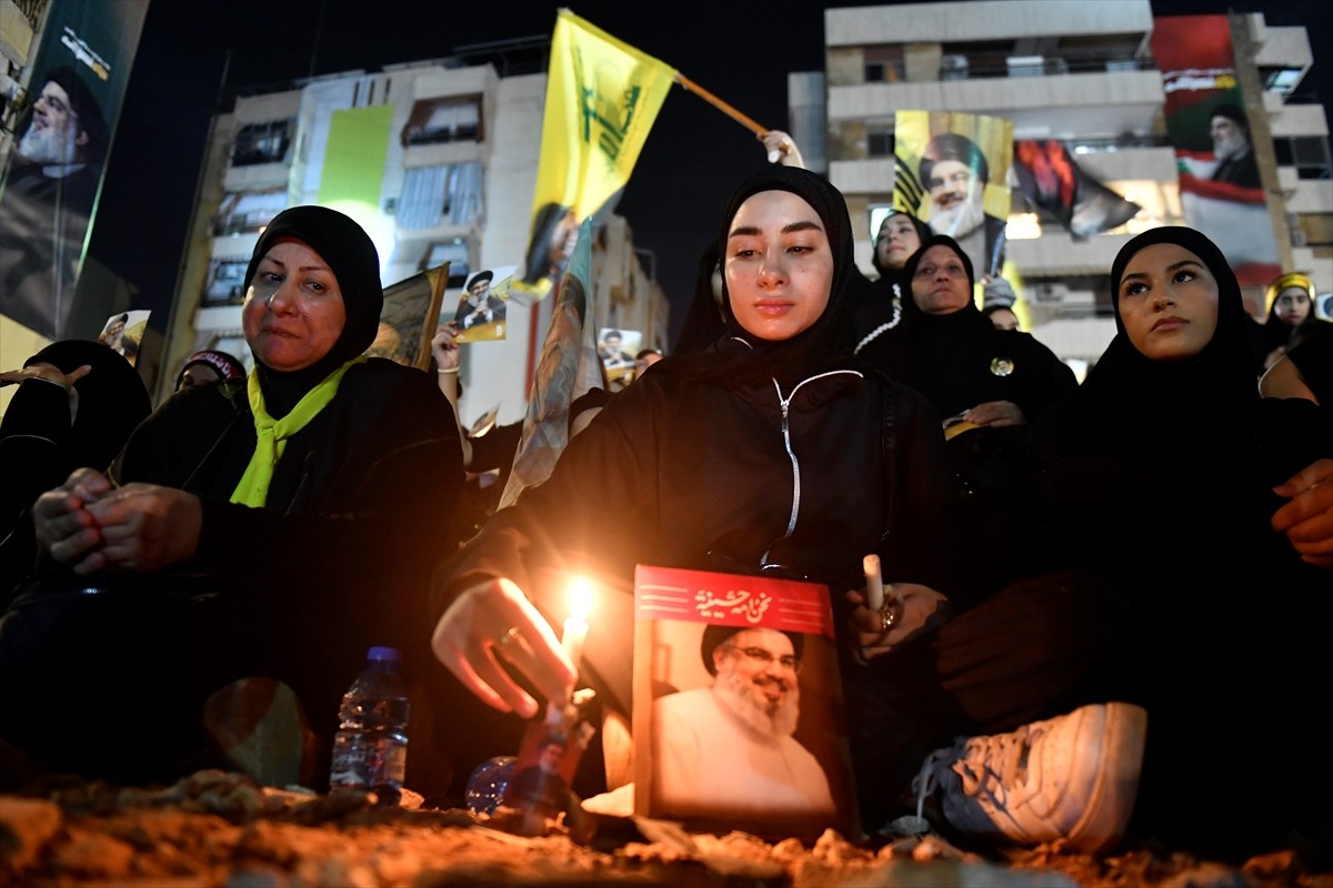 Lübnan’ın başkenti Beyrut’ta toplanan onlarca kişi, geçen yıl İsrail’in 27 Eylül ve 3 Ekim’de...