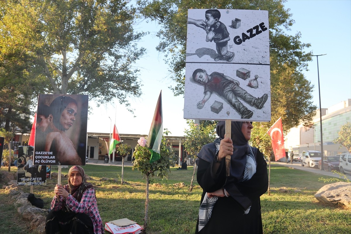 Malatya'da bir grup öğretmen, İsrail'in Gazze'de yaptığı soykırıma dikkati çekmek için 1,5 yıldır...