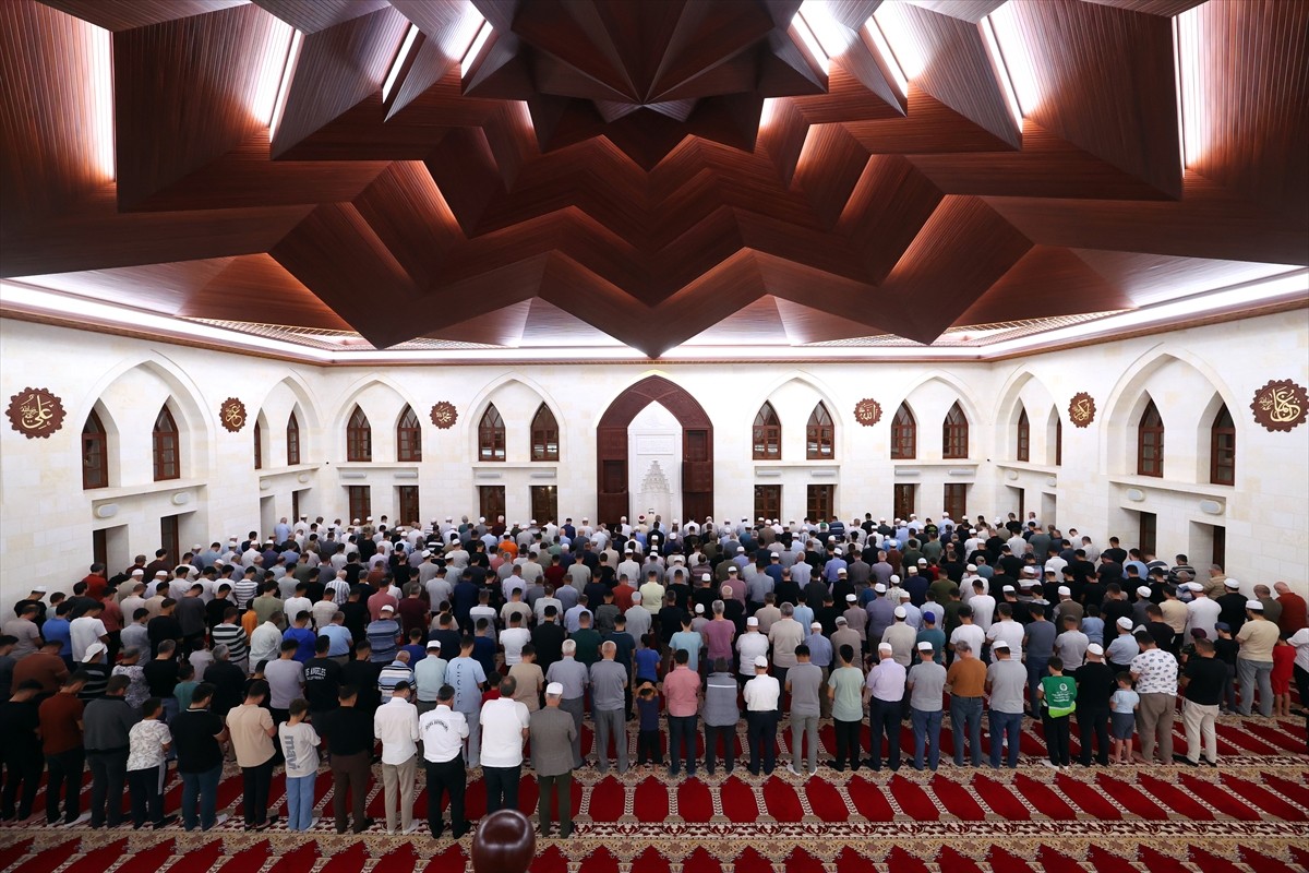 Malatya'da Mevlit Kandili dolayısıyla camilerde programlar düzenlendi. Darende ilçesinde tarihi...