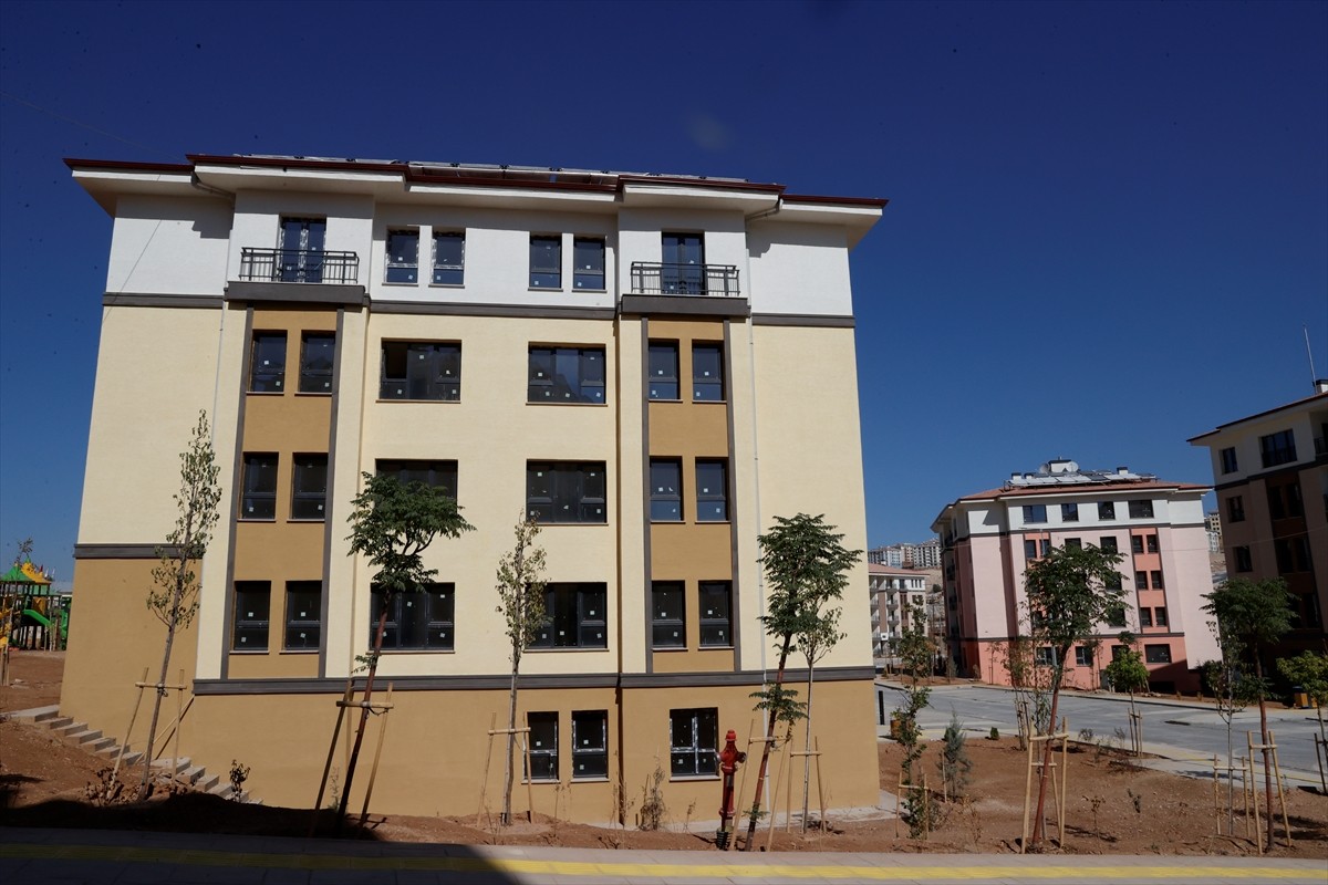 Malatya'nın Battalgazi ilçesi Bahçebaşı Mahallesi'nde inşası süren 11 bin konuttan yapımı...
