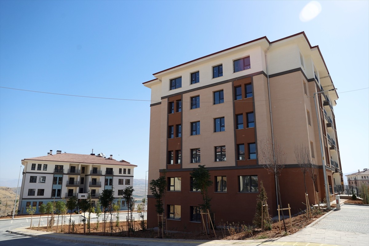 Malatya'nın Battalgazi ilçesi Bahçebaşı Mahallesi'nde inşası süren 11 bin konuttan yapımı...