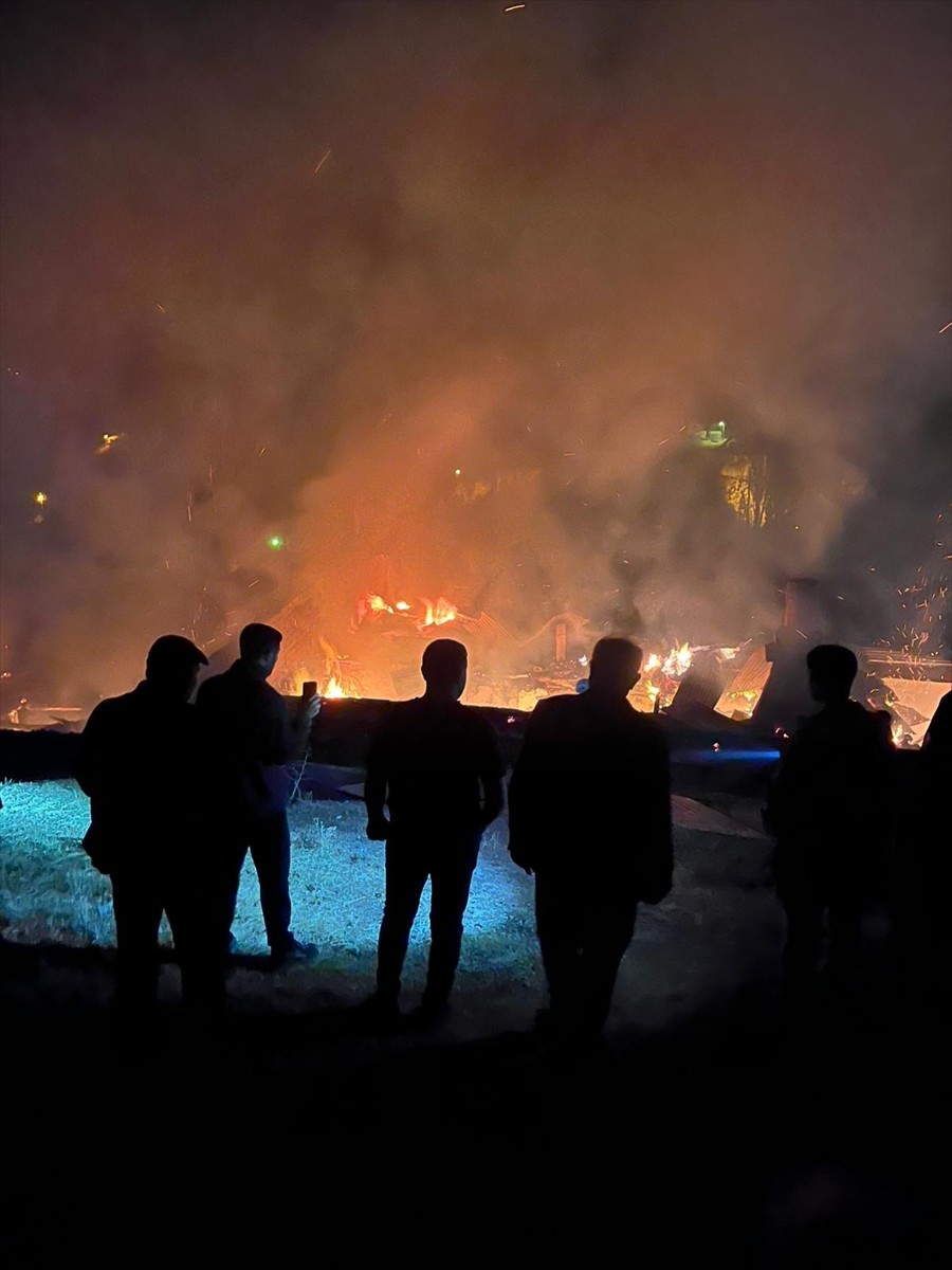 Malatya'nın Hekimhan ilçesinde çıkan yangında 3 ev kullanılamaz hale geldi.