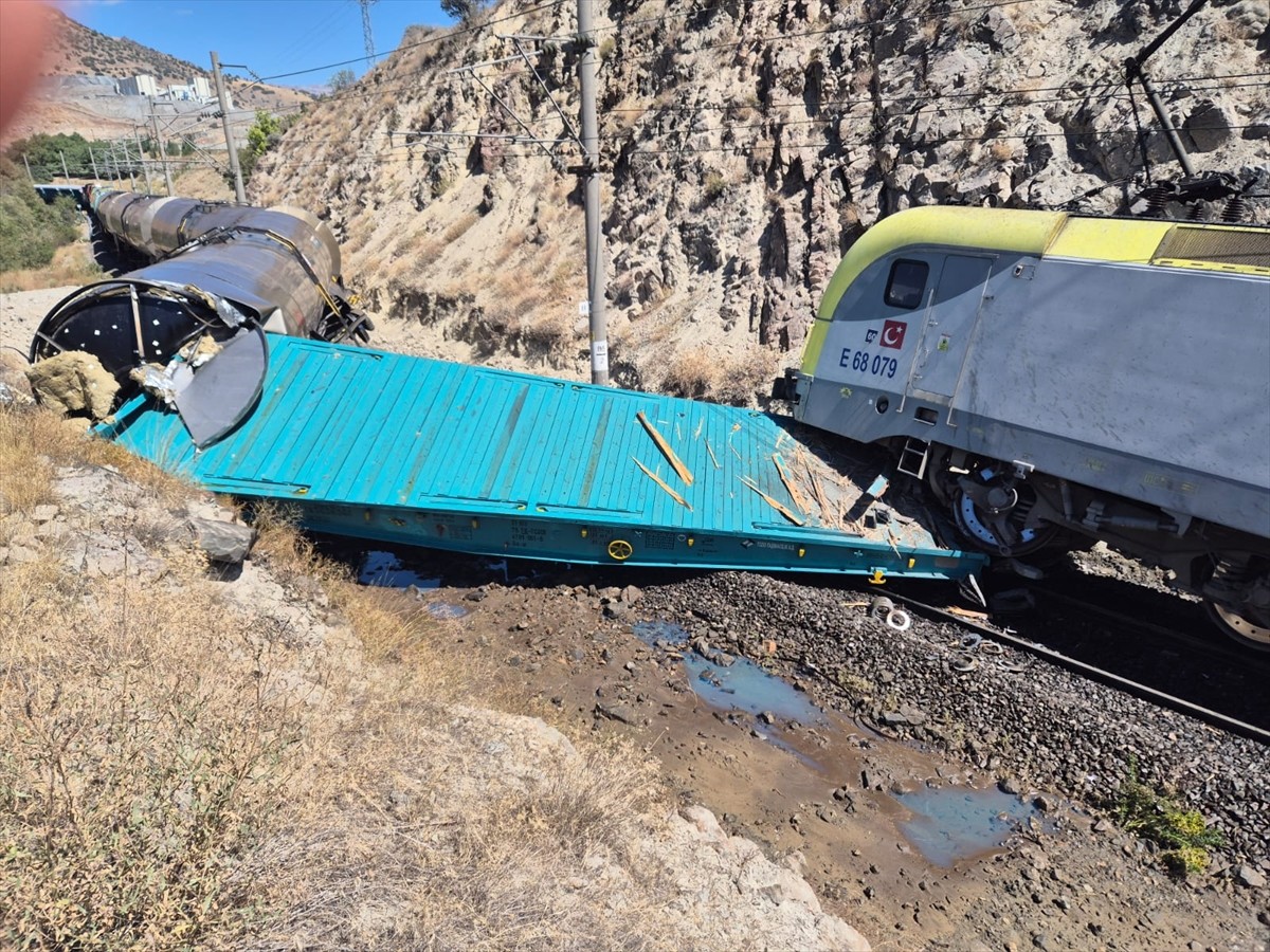 Malatya'nın Hekimhan ilçesinde iki yük treninin çarpışması sonucu hafif yaralanan makinist...