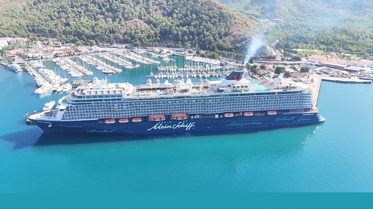 Malta bayraklı kruvaziyer "Mein Schiff 5", 2 bin 600 yolcusuyla Muğla'nın Marmaris ilçesine geldi....