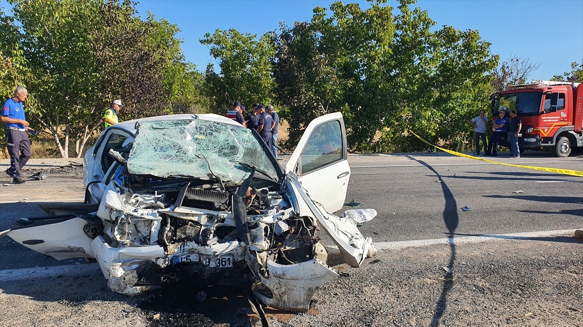 Manisa'nın Demirci ilçesinde iki otomobilin çarpıştığı kazada 3 kişi hayatını kaybetti, 2 kişi...