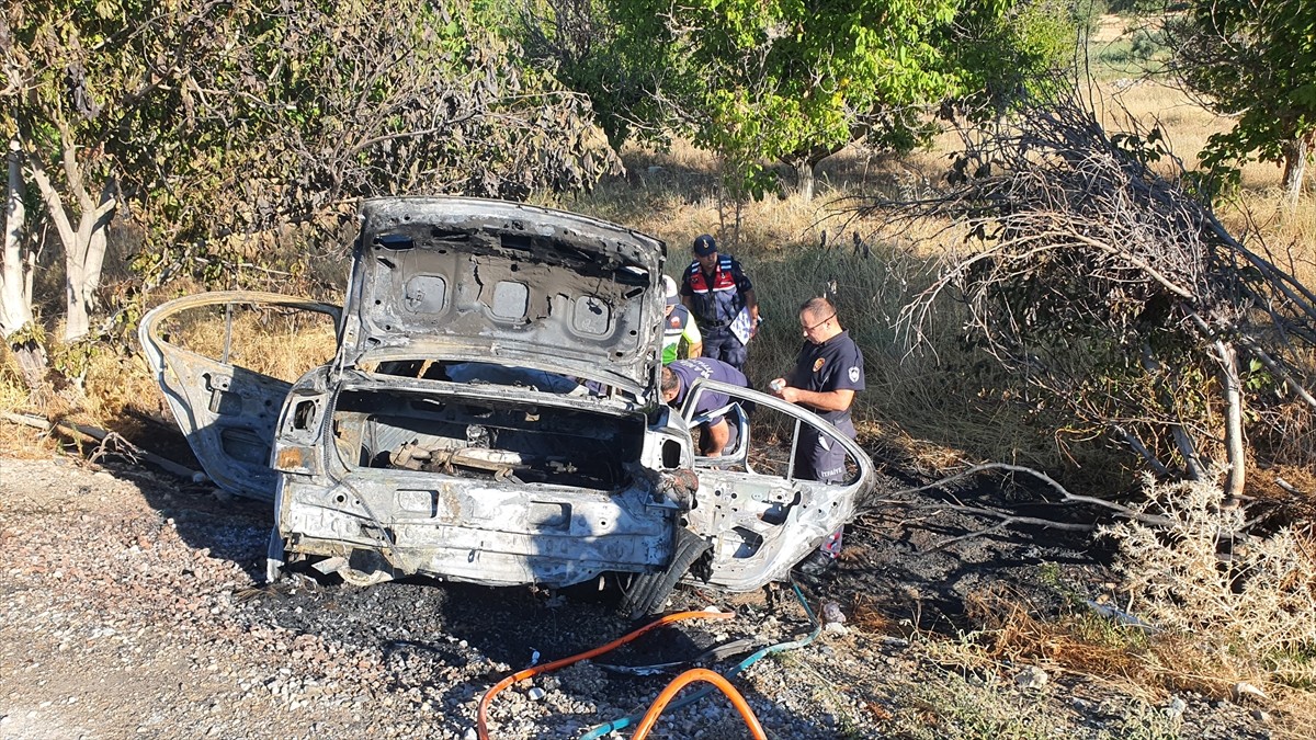 Manisa'nın Demirci ilçesinde iki otomobilin çarpıştığı kazada 3 kişi hayatını kaybetti, 2 kişi...
