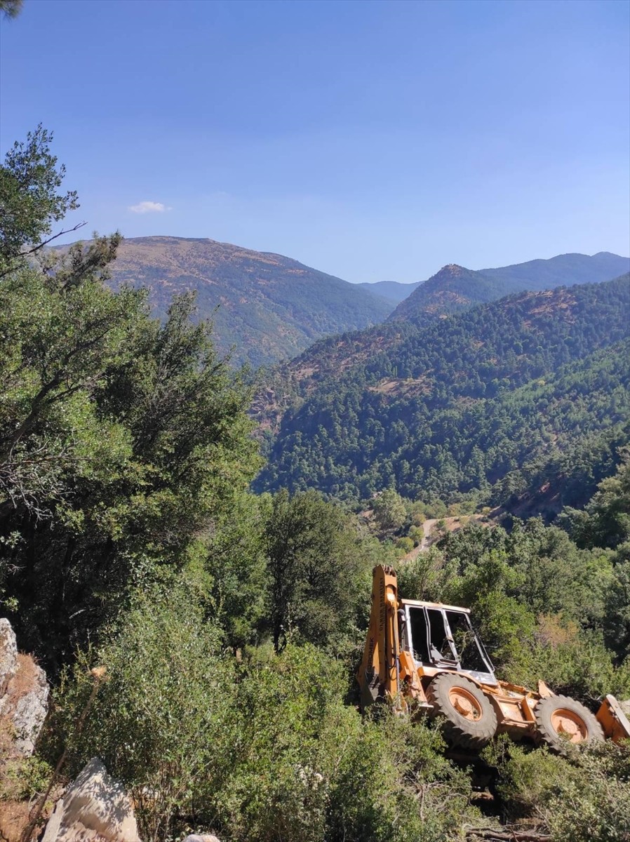 Manisa'nın Salihli ilçesinde uçuruma yuvarlanan iş makinesinin operatörü hayatını kaybetti.