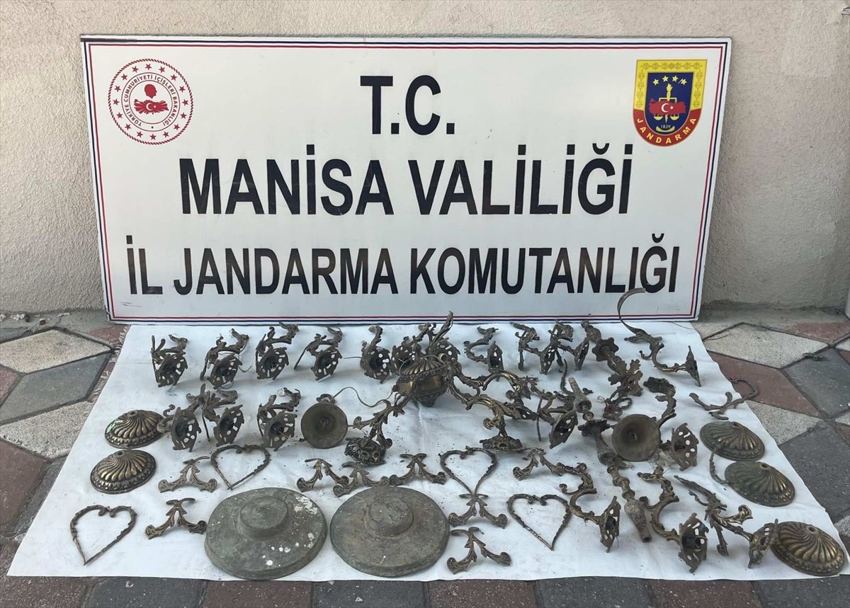 Manisa'nın Soma ilçesinde jandarma ekiplerince düzenlenen operasyonda kaçak kazı yaptıkları öne...