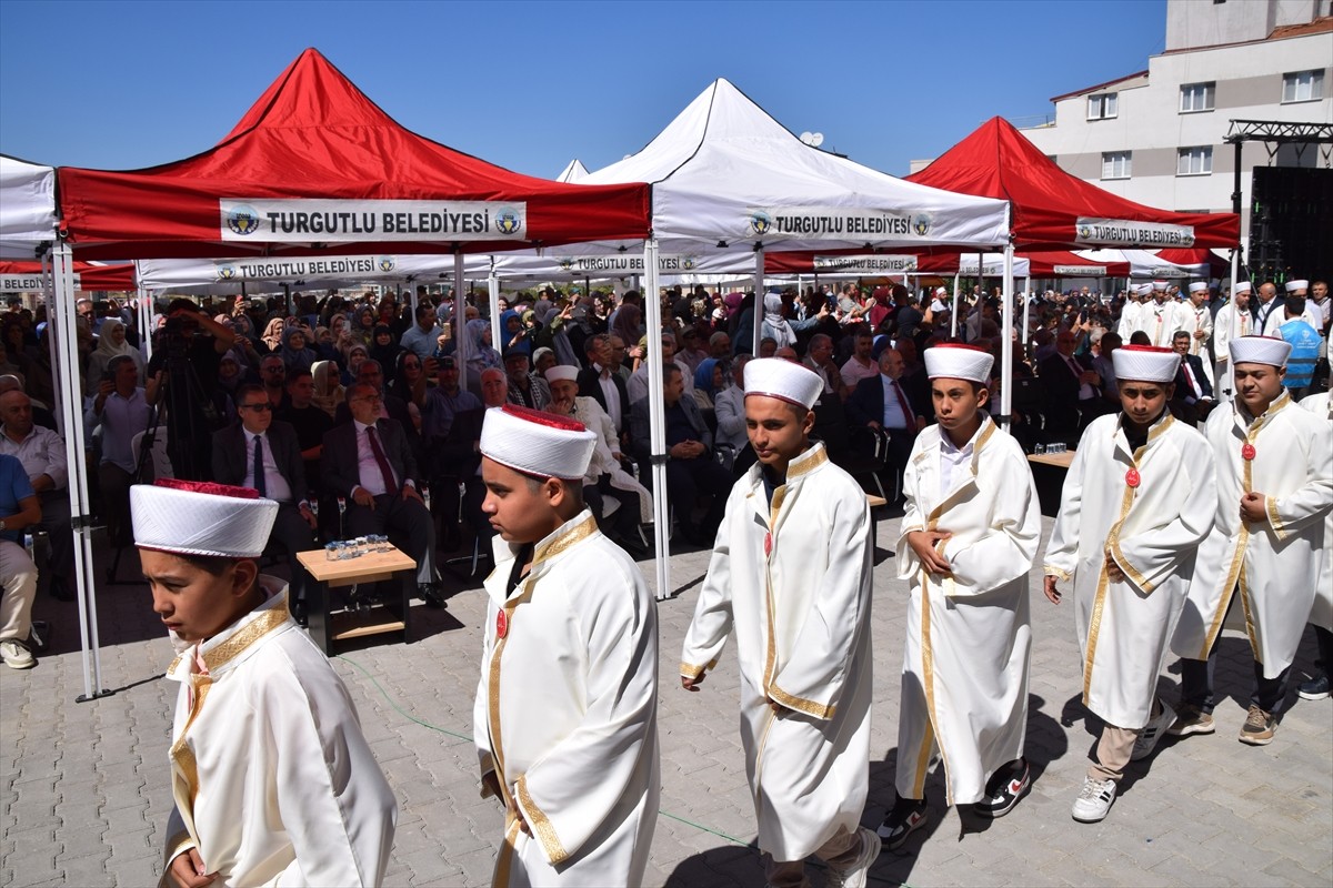 Manisa'nın Turgutlu ilçesinde Dereköy Bölge Yatılı Kur'an Kursu'nda eğitimlerini tamamlayan 60...