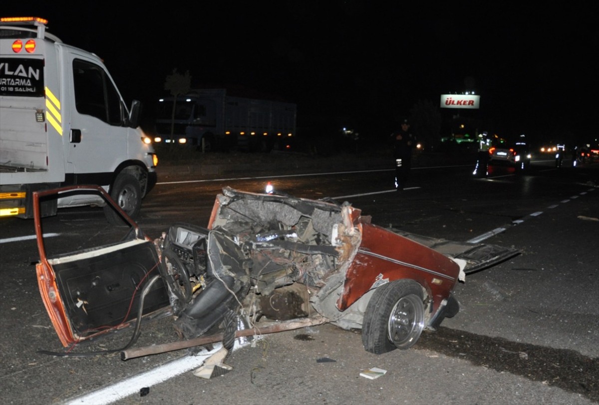 Manisa’nın Salihli ilçesinde meydana gelen trafik kazasında 5 kişi öldü, 6 kişi...