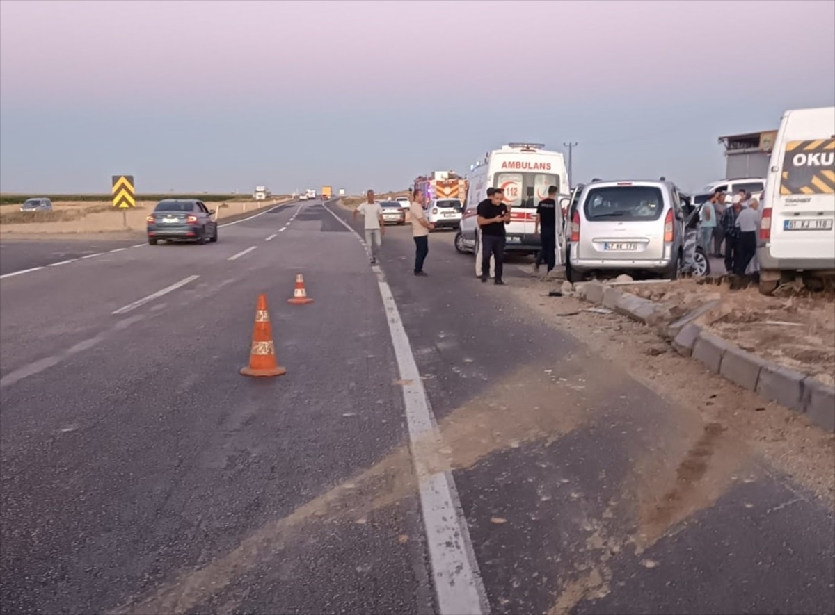 Mardin'in Kızıltepe ilçesinde 3 aracın karıştığı zincirleme trafik kazasında 5'i çocuk 9 kişi...