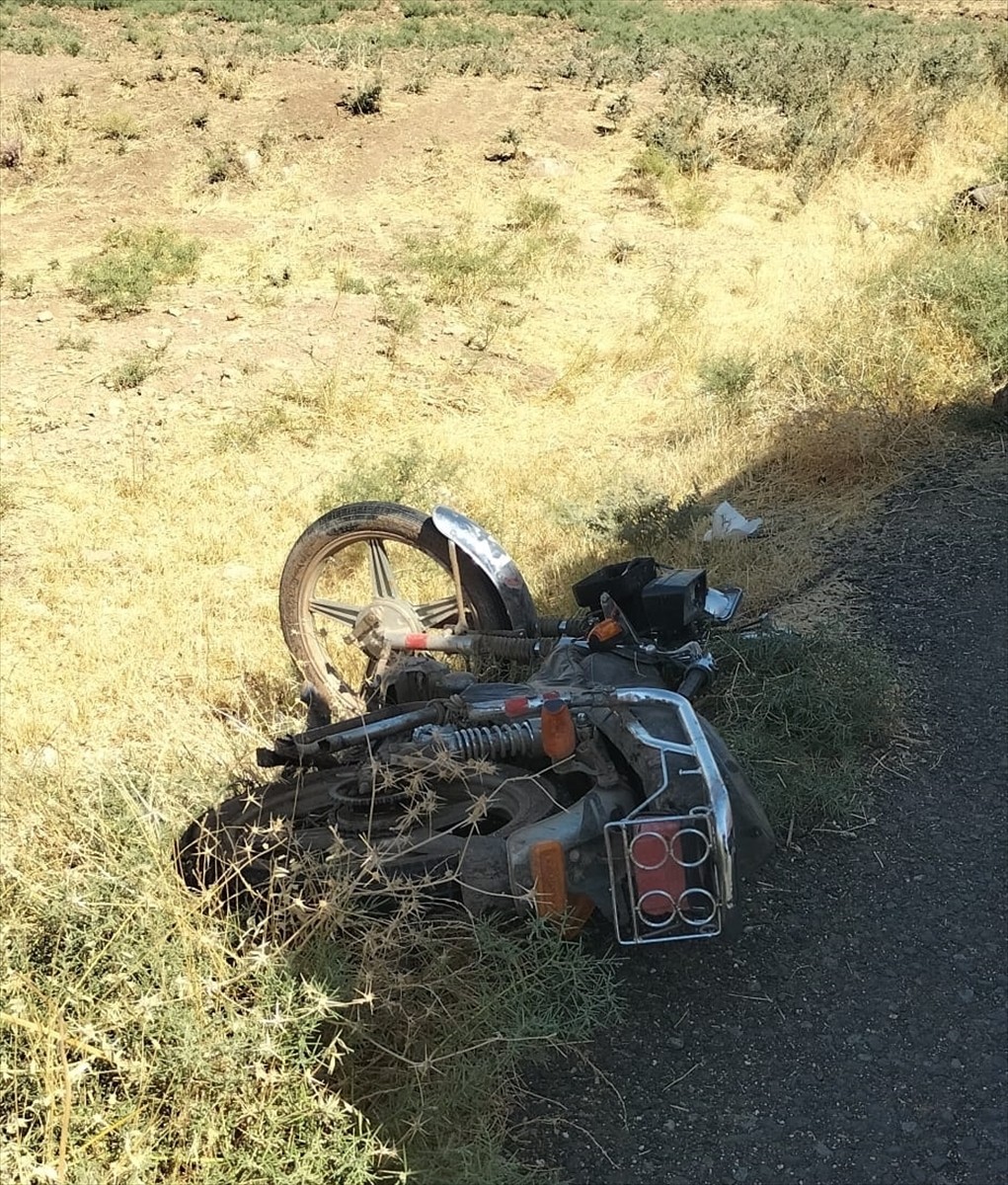 Mardin'in merkez Artuklu ilçesinde motosiklet ile hafif ticari aracın çarpışması sonucu 1'i çocuk...