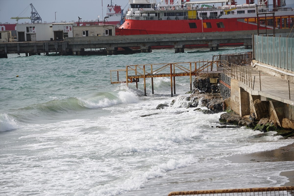 Marmara Denizi'nde etkili olan poyraz, Tekirdağ'da deniz ulaşımında aksamalara neden oluyor.