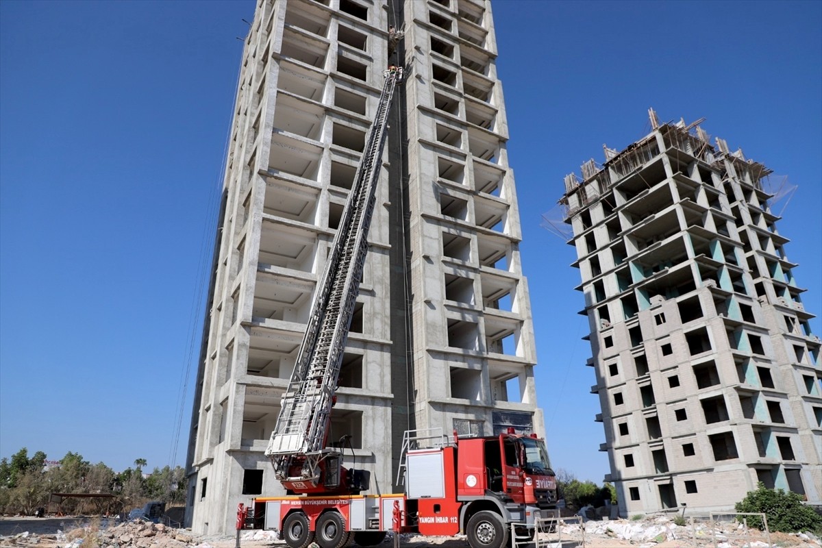 Mersin'de elektrik arızası nedeniyle inşaatın 13. katındaki iskelede mahsur kalan 2 işçi, itfaiye...