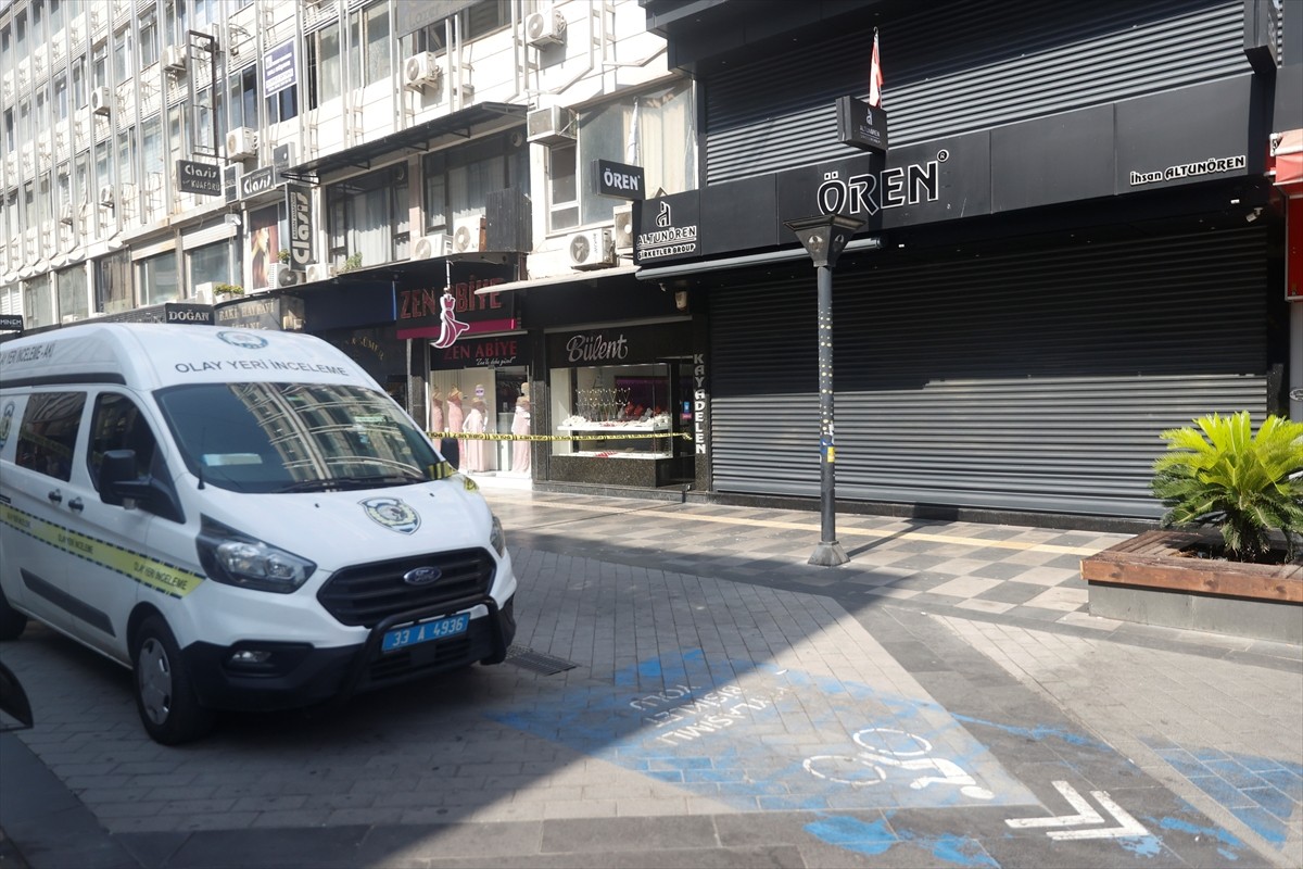 Mersin'in merkez Akdeniz ilçesinde bir kuyumcudan altın çalındığı iddiası üzerine araştırma...