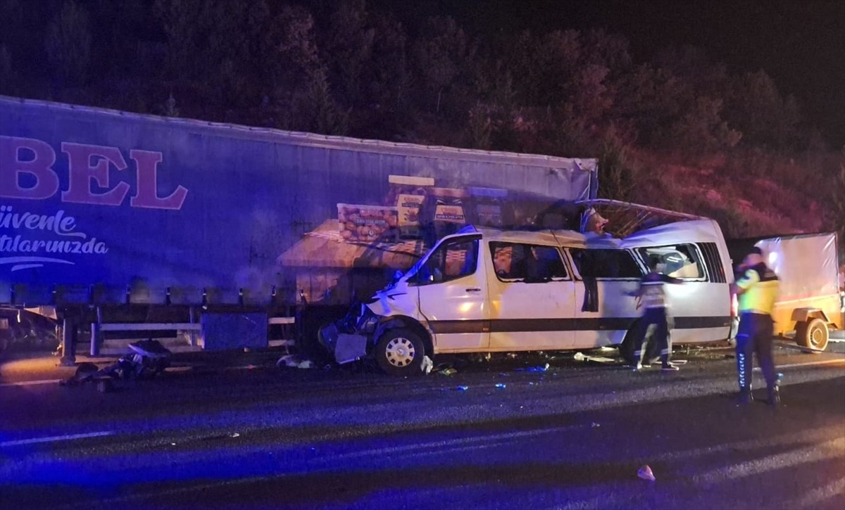 Mersin'in Tarsus ilçesinde tarım işçilerini taşıyan minibüsün tıra çarpması sonucu 3 kişi öldü, 16...