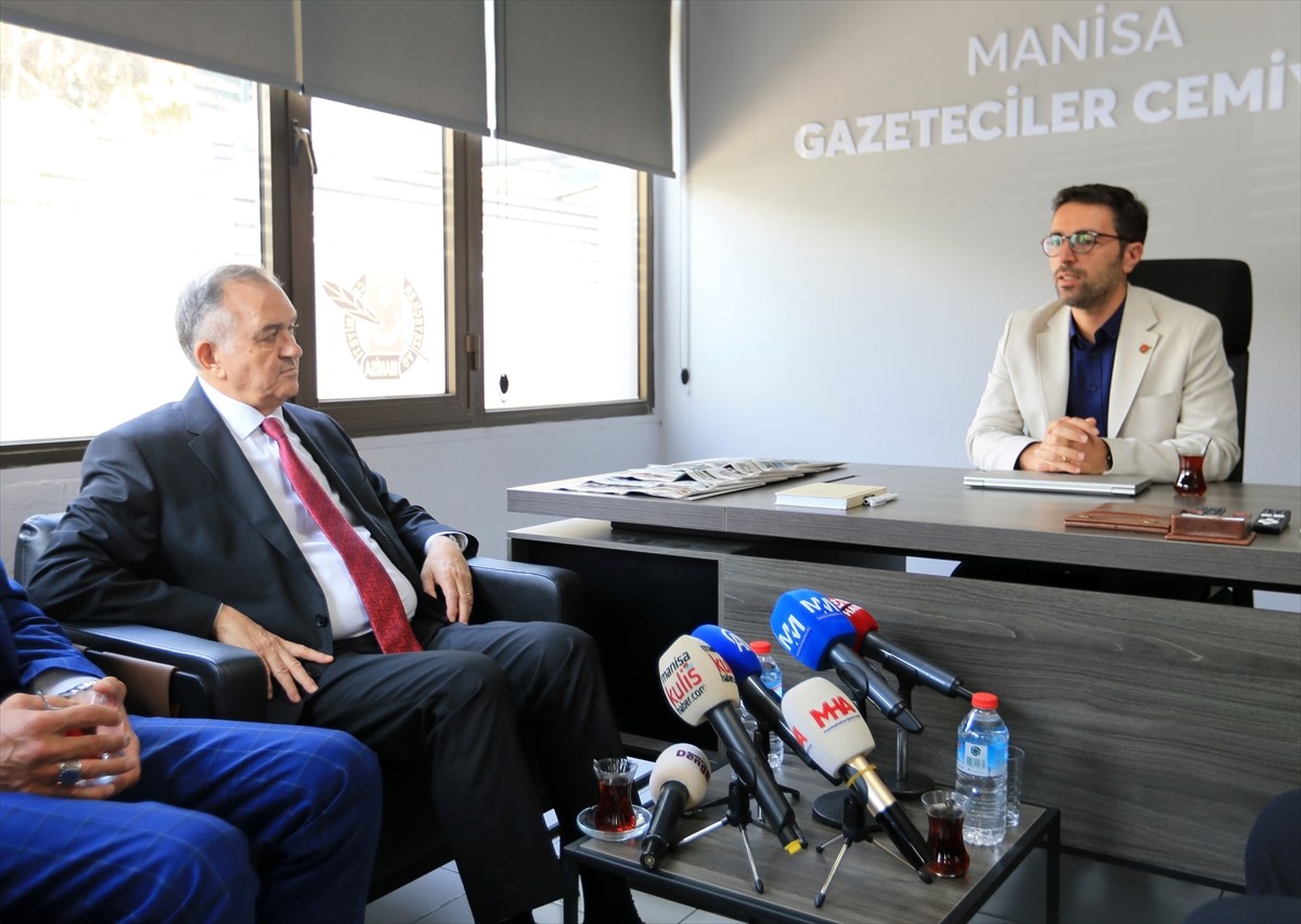 MHP Grup Başkanvekili ve Manisa Milletvekili Erkan Akçay (solda), Manisa Gazeteciler Cemiyeti...