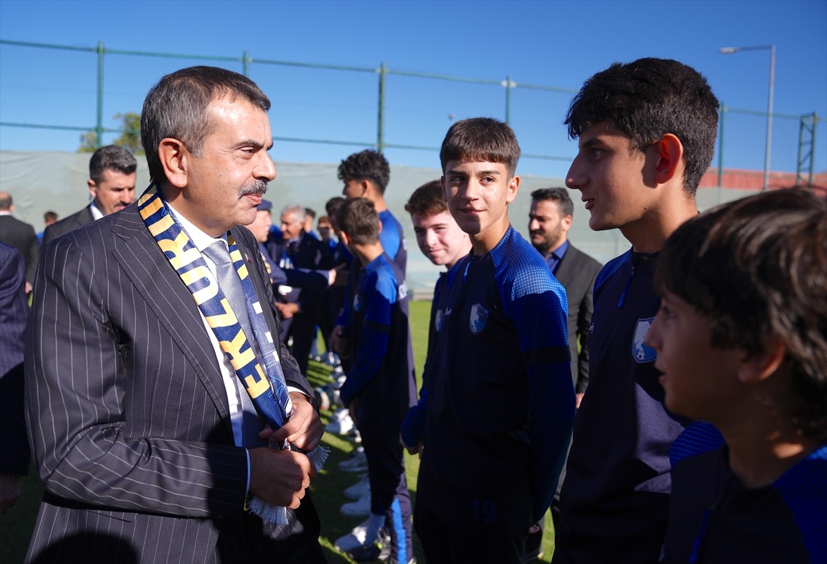 Milli Eğitim Bakanı Yusuf Tekin, Erzurumspor FK tesislerine ziyarette bulundu. Bakan Tekin...