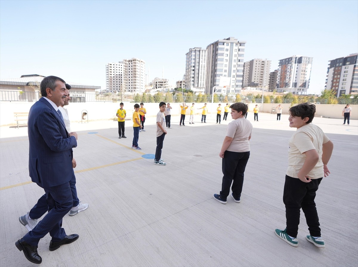 Milli Eğitim Bakanı Yusuf Tekin, Gaziantep programı kapsamında merkez Şehitkamil ilçesinde bulunan...