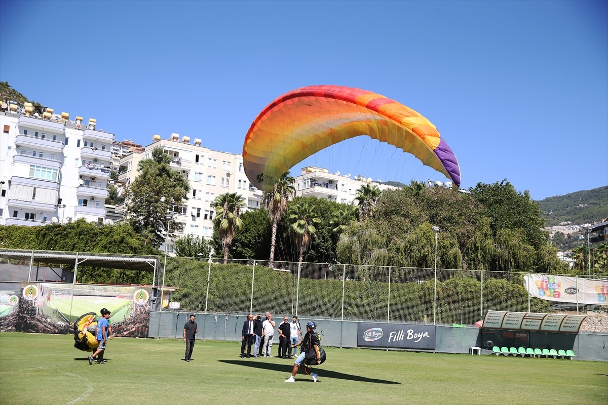 Milli sporcu Harun Karateke, Yamaç Paraşütü Dünya Akro Kupası'nda elde ettiği 3'üncülük kupasını...