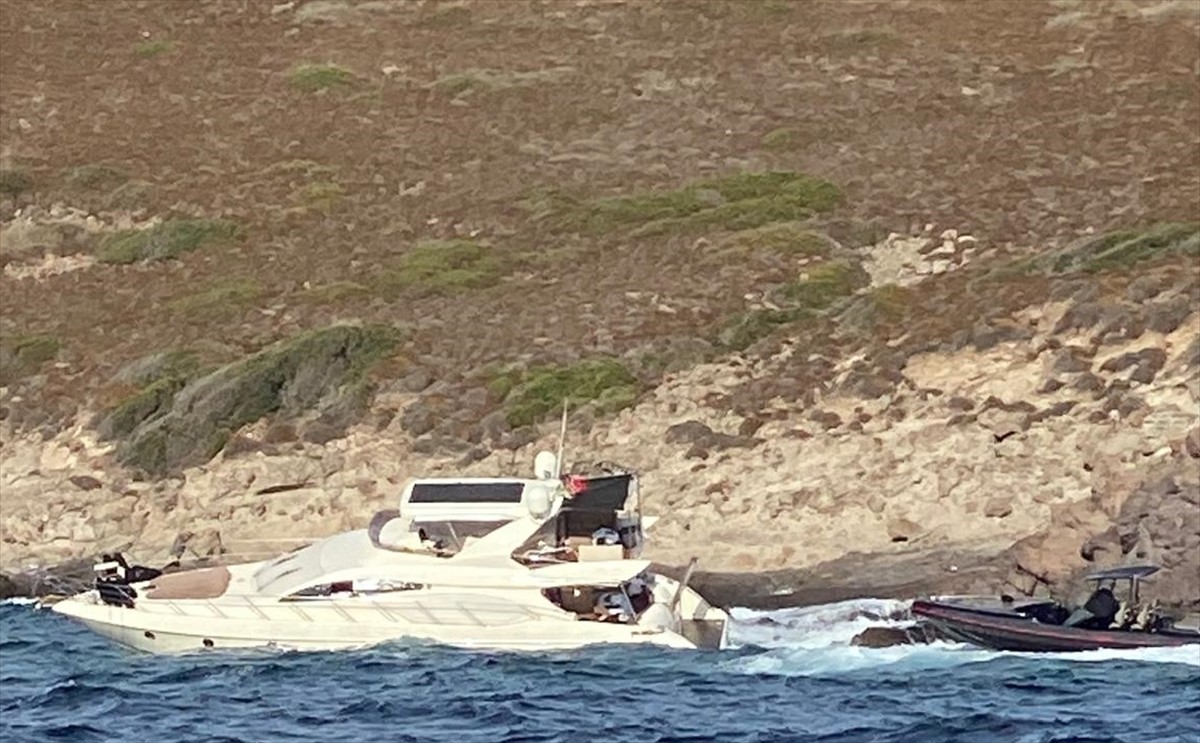 Muğla'nın Bodrum ilçesinde arızalanıp kayalıklara çarpan motoryattaki 2 kişi kurtarıldı.