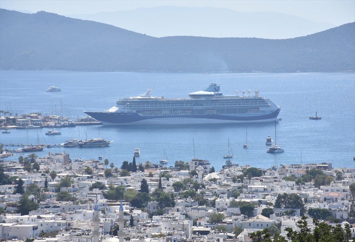 Muğla'nın Bodrum ilçesine, Bahamalar bayraklı "Marella Discovery 2" kruvaziyeri 1769 turist...