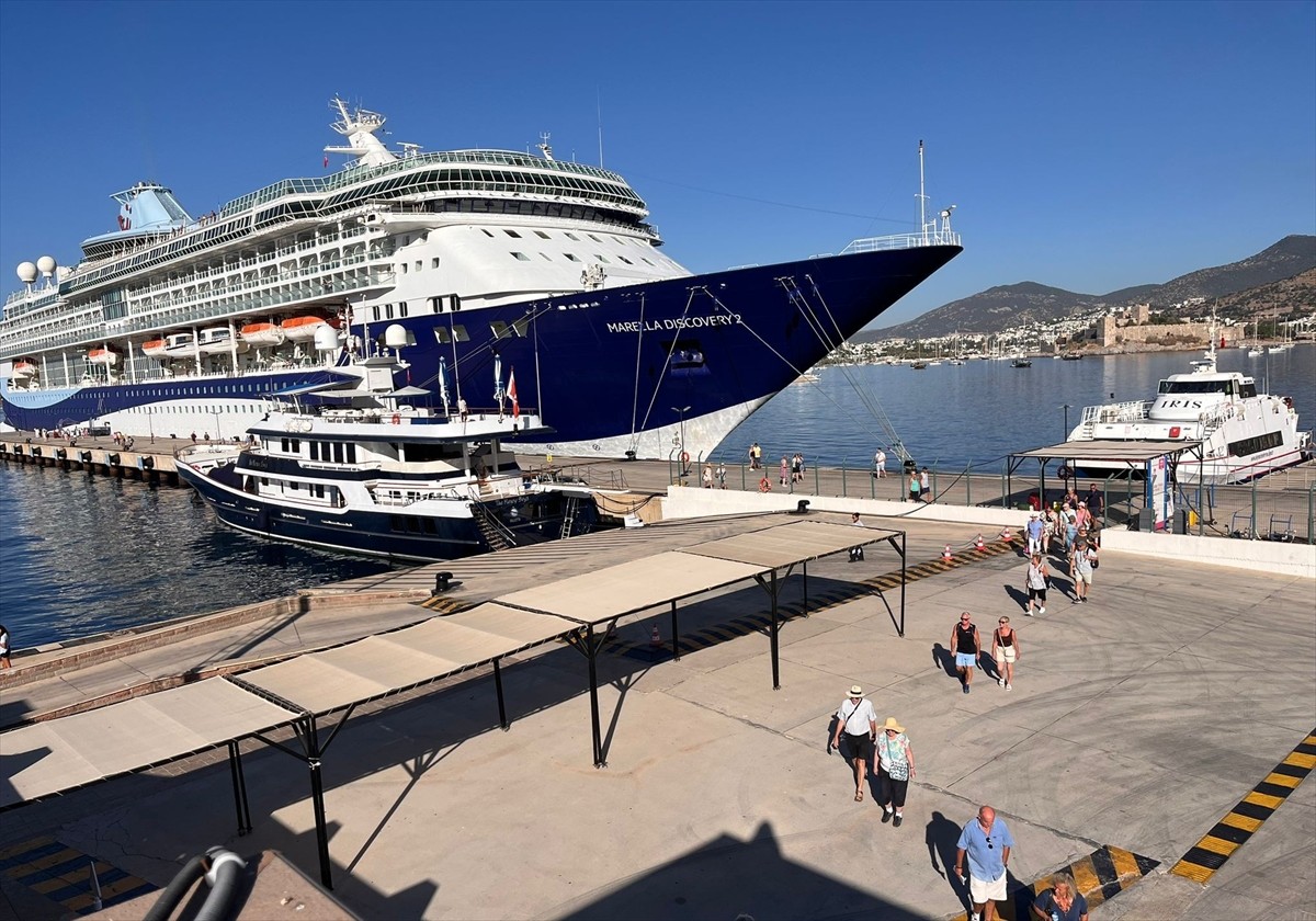 Muğla'nın Bodrum ilçesine, Bahamalar bayraklı "Marella Discovery 2" kruvaziyeri 1769 turist...