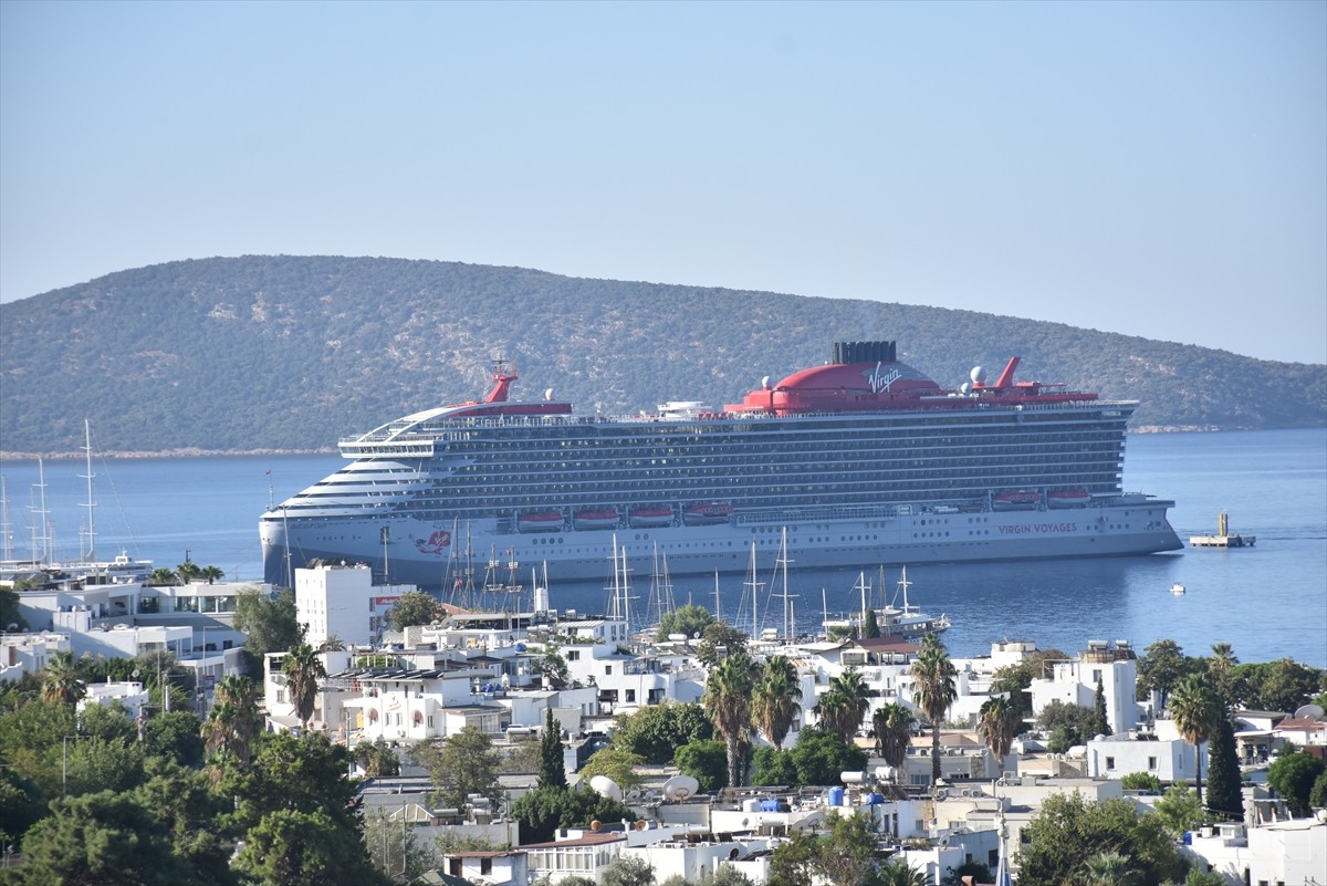 Muğla'nın Bodrum ilçesine, "Resilient Lady" ve "SeaDream I" kruvaziyerleri 2 bin 611 yolcu...