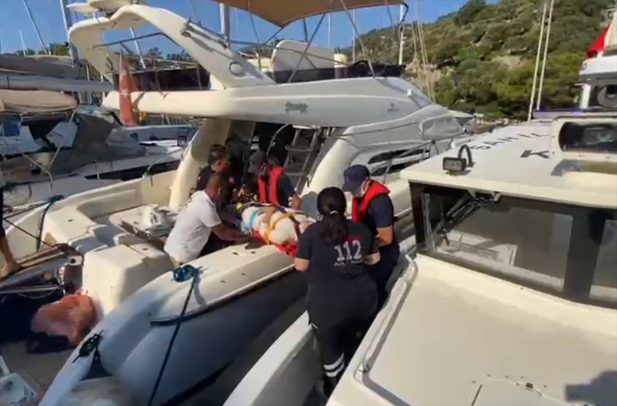 Muğla'nın Dalaman ilçesi açıklarında motor yatta yaralanan kişi, Sahil Güvenlik ekiplerince...