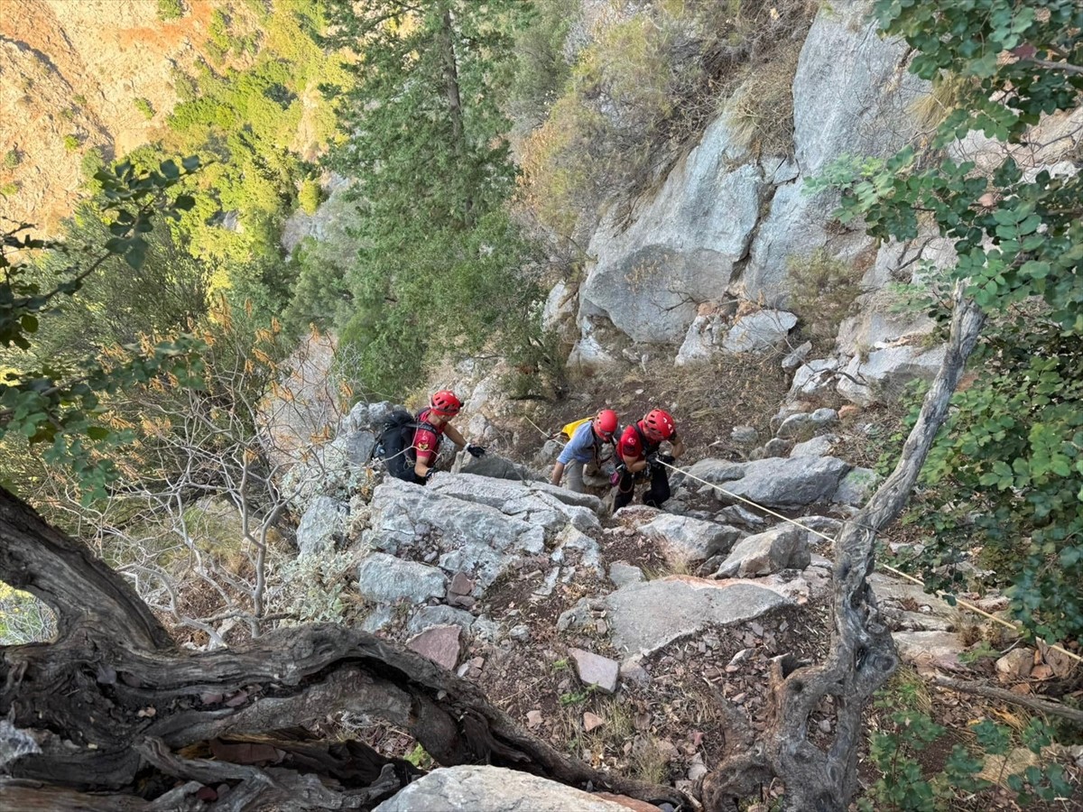 Muğla'nın Fethiye ilçesinde kayalıklarda mahsur kalan Alman turisti, Jandarma Arama Kurtarma (JAK)...