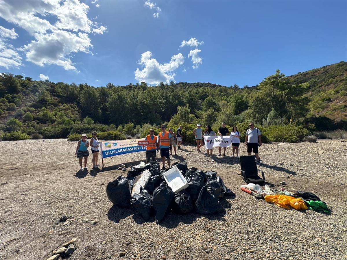 Muğla'nın Fethiye ilçesinde "Uluslararası Kıyı Temizleme Günü" dolayısıyla gönüllüler tarafından...