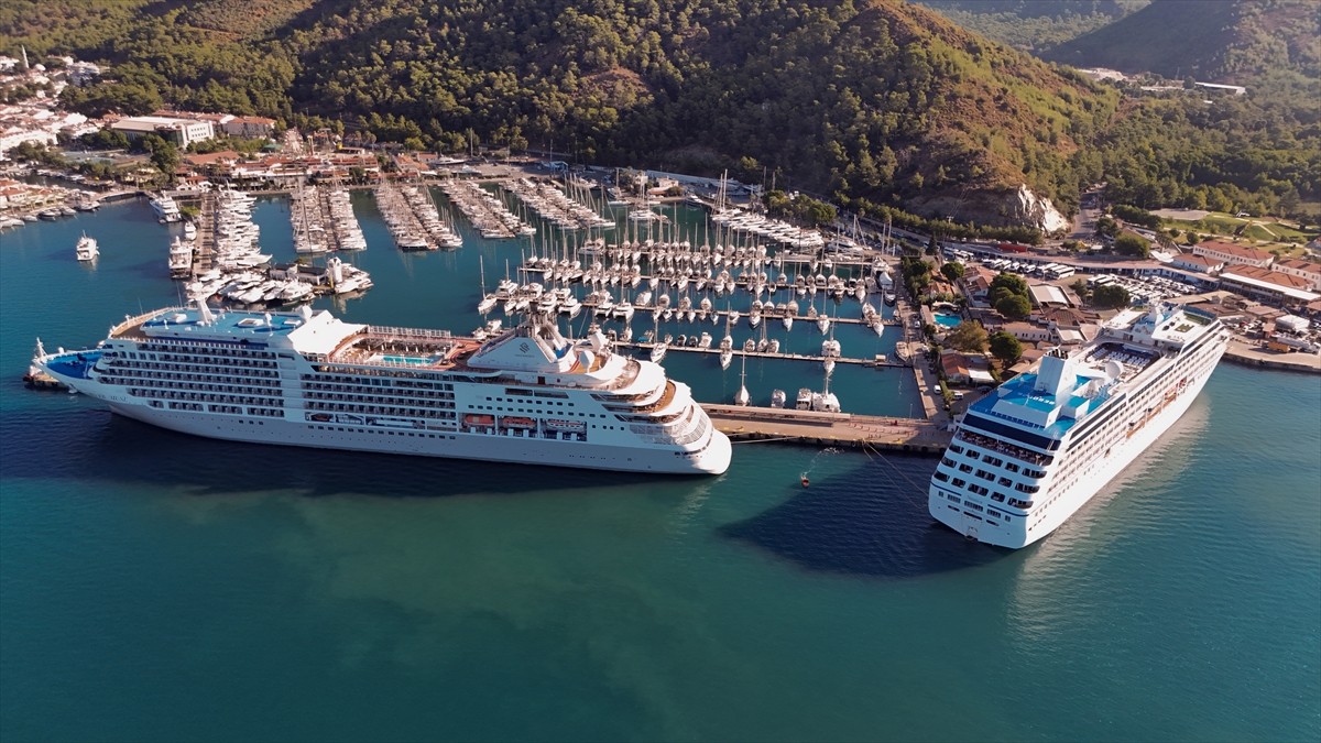 Muğla'nın Marmaris ilçesine "Silver Muse" ve "Nautica" isimli kruvaziyerler 1203 yolcu getirdi....