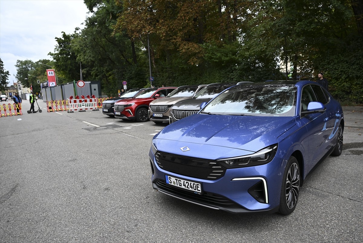 Münih'in tarihi meydanı Königsplatz'da yer alan Togg test araçları, tüm yerli ve yabancı...